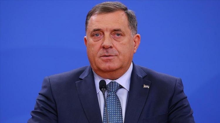<p>"<strong>Büyük Sırbistan</strong>" ideolojisini savunan Sırplar, Bosna Hersek'in bağımsızlığını tanımadı ve Yugoslav ordusunun da imkanlarıyla katliamlar gerçekleştirdi.</p>

<p> </p>

<p>Bosna Hersek'te 4 yıla yakın süren savaş sonrası 2 milyon insan evlerini terk etmek zorunda kalırken, çoğunluğu sivillerden oluşan 300 bin kişi de öldü.</p>

<p> </p>

<p>Bosna Hersek'in Prijedor, Visegrad, Foca, Bijelina, Zvornik ve Srebrenitsa gibi birçok kentinde Sırplar tarafından büyük katliamlar gerçekleştirildi. Savaşın sona ermesine yakın Sırplar tarafından soykırım gerçekleştirilerek, Srebrenitsa ve civarında sadece birkaç gün içinde 8 binden fazla Boşnak sivil katledildi.</p>
