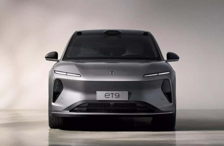<p>Nio ET9 şimdiden ön siparişe açılmış olsa da teslimatlar 2025'in ilk çeyreğinde başlayacak. Otomobilin fiyatı 800.000 Yuan yani 113 bin dolardan başlıyor.</p>
<p> </p>
<p>Kaynak : Donanım Haber</p>