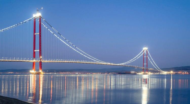 <p><strong>KITALARARASI YENİ ROTA</strong></p>undefinedundefined<p>CNN International'daki geniş Türkiye haberinde 1915 Çanakkale Köprüsü'nün kıtalararası yolculukta yeni bir rota olduğuna dikkat çekildi. 2023 metrelik orta açıklığıyla <strong>"dünyanın en uzun orta açıklıklı asma köprüsü"</strong> ve 334 metre tepe noktasıyla "dünyanın en yüksek kuleli asma köprüsü" unvanına sahip 1915 Çanakkale Köprüsü'nün 1 saatlik feribot yolculuğunu 6 dakikaya indirdiği kaydedildi.</p>undefined