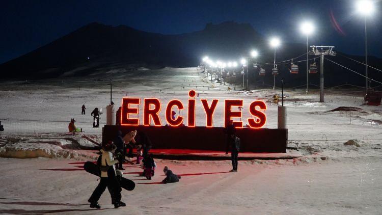 <p>Erciyes’te gece boyunca çalışan teleferik sayesinde tatilciler karın tadını doyasıya çıkarıyor.</p>
