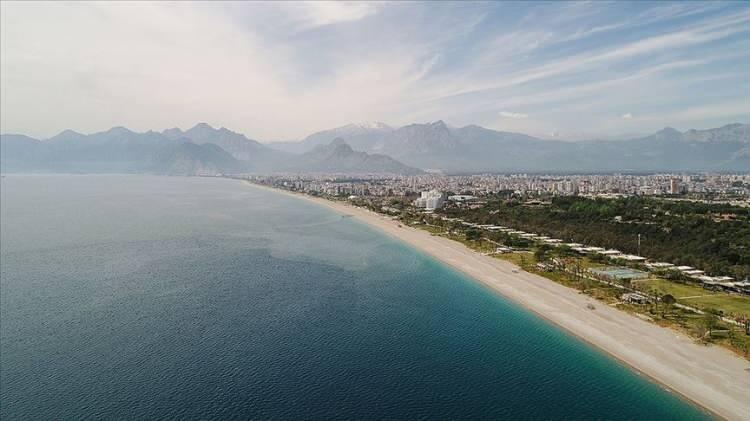 <p>Turizm sektörünün kendine gelmesi ve krizi atlatabilmesi de 4 yılı buldu. Kovid-19 nedeniyle uygulanan kısıtlamaların kapanma noktasına getirdiği konaklama ve turistik işletmeler ancak aşamalı biçimde toparlanırken, müşteri sayıları salgın öncesi seviyelere ancak 2023'te yeniden ulaşabildi.</p>
