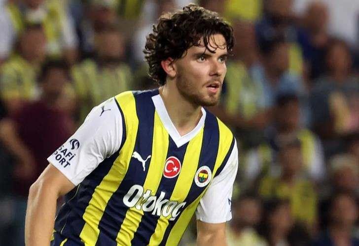 <p>Sarı-lacivertlilerde sol beke evrilmesiyle performansını zirveye taşıyan Ferdi Kadıoğlu'na 5 büyük ligden yoğun ilgi bulunuyor. </p>