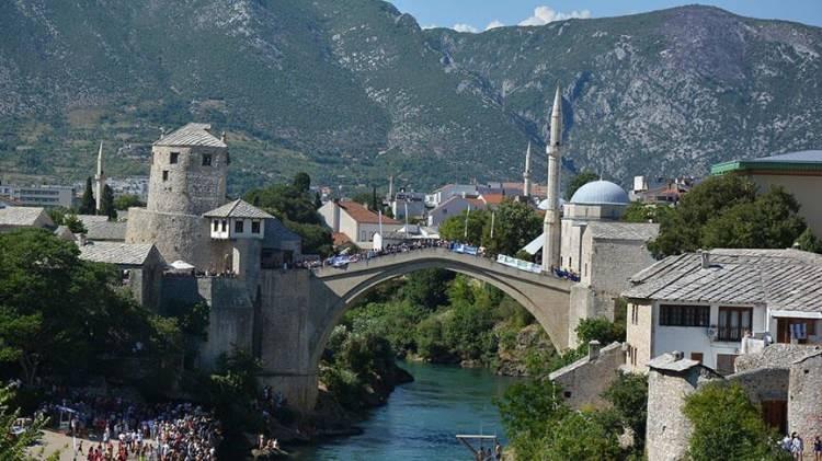 <p>Antlaşma ile bugün halen Bosna Hersekliler tarafından tartışılan Yüksek Temsilcilik Ofisi (<strong>OHR</strong>) kuruldu. Barış antlaşmasının uygulanmasını denetleme görevi verilen Yüksek Temsilci, ihtiyaç durumunda yasa çıkartabiliyor, devlet Başkanlığı Konseyinin üyeleri dahil olmak üzere ülkede barışın uygulanmasına engel olan kişileri de görevden alabiliyor.</p>