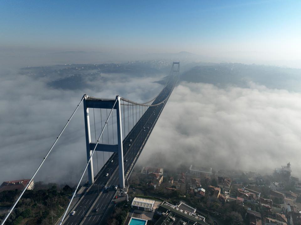 <p>İstanbul Boğazı'nı kaplayan sis bulutu, Fatih Sultan Mehmet Köprüsü ile birlikte görüntülendi.</p>