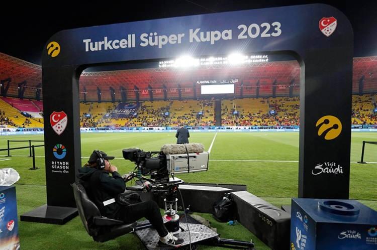 <p>Galatasaray ve Fenerbahçe arasında oynanması planlanan Süper Kupa maçının yaşanan kriz sonrası ertelenmesi uluslararası basında da geniş yankı buldu. Süper Kupa maçı öncesi yaşananlar birçok ülkede manşetlerde yer aldı.</p>
