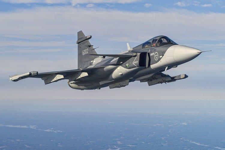 <p>İsveç Hava Kuvvetleri'nin 204 operasyonel Gripen'inin yanı sıra, Çek Cumhuriyeti ve Macaristan Hava Kuvvetleri'nin her birinde 14'er adet, Tayland'da 12 adet, Güney Afrika'da ise 26 adet uçak siparişi verildi.</p>
