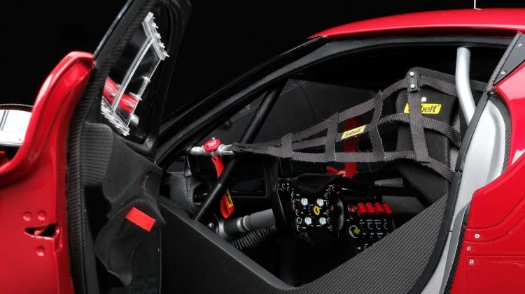 <p>Görsellerde gördüğünüz araç Ferrari 296 GT3'e benziyor değil mi? Ön tampondaki ve kaputtaki hava kanalları, yan aynalar ve diğer her detay GT3'e benzese de burada durum biraz karışık. Fotoğraflarda bunu anlamak çok zor, fakat bu pozlar, gerçek 296'nın sekizde biri boyutunda bir makete ait. </p>