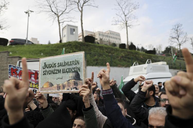 <p>ABD'nin politikalarını eleştiren Kaçmaz, şu ifadeleri kullandı:</p>
<p>"ABD söylem ve eylemleriyle bu zalim güçlerin öncüsü, patronu konumundadır. Kurulduğu günden beri İsrail isimli çetenin hamiliğini yapan, her türlü zulmüne arka çıkan, bu cürümleriyle İslam ümmetinin bağrında derin yaralar açan ABD, 7 Ekim'den bu yana katliam çıtasını alabildiğine yükselten İsrail’in işlediği tüm zalimane, vahşi saldırıların da suç ortaklığını pervasızca üstlenmiştir. İşgalci çetenin Gazze'yi bir enkaza dönüştürmesine en küçük bir itirazı olmayan ama çıldırmışçasına yürüttüğü katliamlar dolayısıyla İsrail’in imajının zarar görebileceği endişesi taşıyan ABD yönetimi bu tutumuyla sadece Filistin halkına, İslam ümmetine değil, topyekun insanlığa karşı savaş açmıştır."</p>