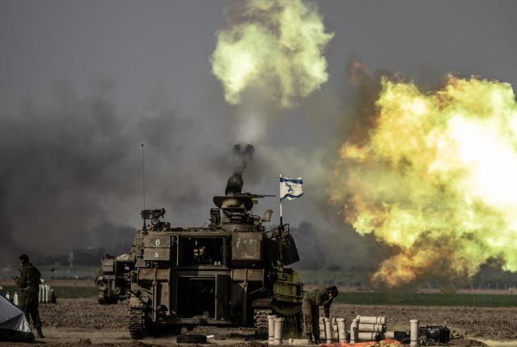 <p>İsrail’in Gazze Şeridi’ne yönelik saldırıları aralıksız sürüyor. </p>
<p>İsrail'in Gazze Şeridi'ne saldırılarında en az 8 bin 500'ü çocuk, 6 bin 300'ü kadın olmak üzere, 20 bin 915 Filistinli öldürüldü, 54 bin 918 kişi de yaralandı.</p>