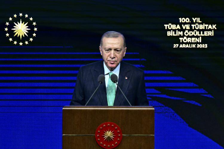 <p><strong>NETANYAHU'DAN KÜSTAH ERDOĞAN AÇIKLAMASI</strong></p>
<p>İsrail Başbakanı Netanyahu, Cumhurbaşkanı Erdoğan'ın "Sizin Hitler'den ne farkınız var ya. Bunlar bize Hitler'i de aratacak. Netanyahu'nun yaptıklarının Hitler'den geri kalır yanı var mı?" sözlerine sosyal medyadan yanıt verdi.</p>