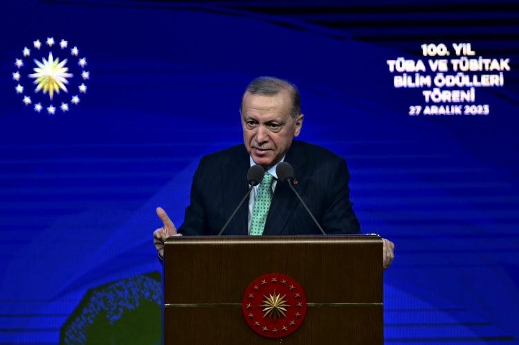 <p>Cumhurbaşkanı Recep Tayyip Erdoğan, bugün Beştepe Millet Kongre ve Kültür Merkezi'nde, 100. Yıl TÜBİTAK ve TÜBA Bilim Ödülleri Töreni'nde yaptığı konuşmada Gazze'ye 7 Ekim'den beri insanlık dışı saldırılarını sürdüren İsrail'in Başbakanı Binyamin Netanyahu'yu hedef aldı.</p>