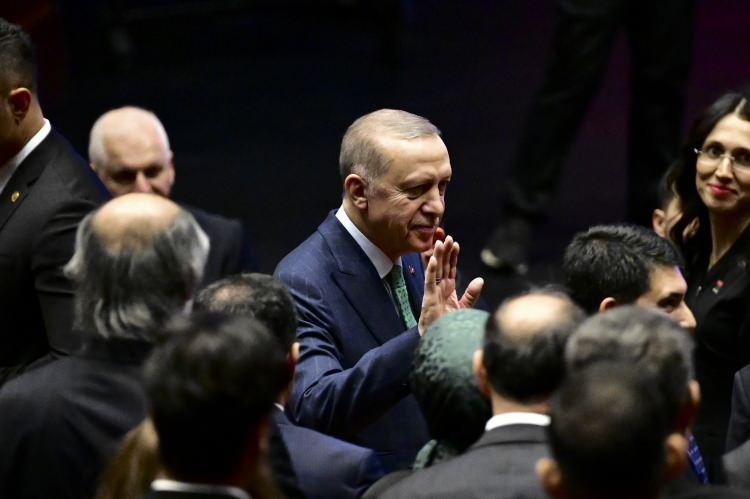 <p><strong>ERDOĞAN: NETANYAHU'NUN HİTLER'DEN GERİ KALIR HALİ VAR MI?</strong></p>
<p>Erdoğan, "Saldırılar başlayalı bugün itibarıyla 80 gün oldu. Gözlerimizin önünde insanlığa ait tüm değerler kurşuna dizildi.</p>