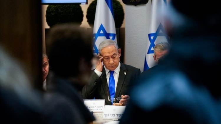 <p>Açıklamasında Netanyahu şu ifadeleri kullandı: </p>
<p> </p>
<p><strong>"Kürtlere soykırım uygulayan, kendi yönetimine karşı çıkan gazetecileri hapse atma konusunda dünya rekorunu elinde bulunduran Erdoğan, bize ahlak dersi verebilecek son kişidir.</strong></p>