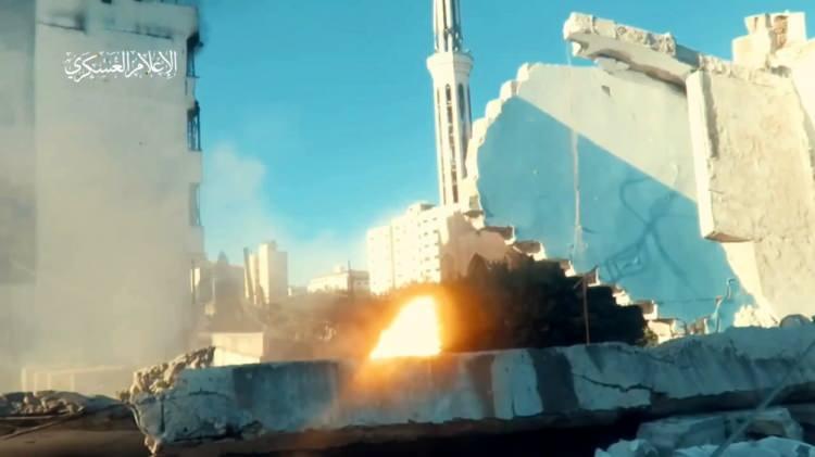 <p>Gazze kentinin Et-Tuffah ve Ed-Derec bölgelerinde ise İsrail'e ait 5 askeri araç Yasin-105 füzeleriyle hedef alındı. Filistin direniş güçleri, Tuffah'ın doğusundaki İsrail askerlerine onlara patlayıcı ve füzelerle saldırdı.</p>
