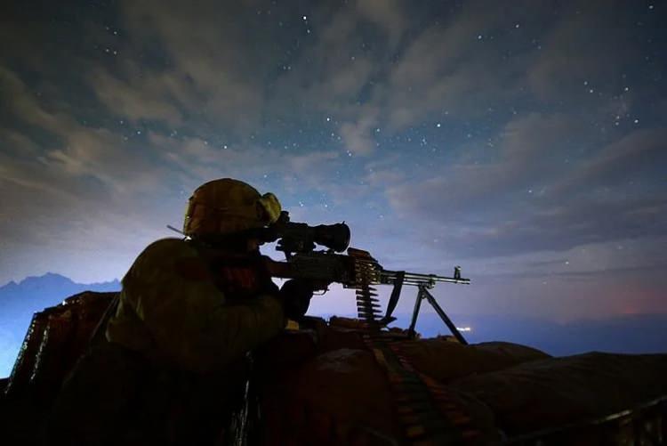 <p>Amerikan yönetimi, Türkiye'nin sert tepkileri karşısında silah, ekipman ve mühimmatın Türkiye'ye karşı kullanılmayacağı, Suriye'den çıkmayacağı ve PKK/KCK unsurlarına geçmesine izin vermeyeceği teminatını yinelemişti.</p>
<p> </p>
