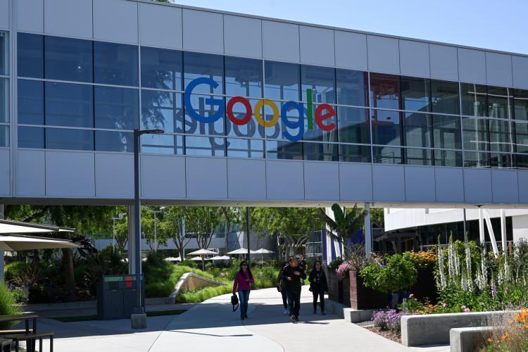 <p>Söz konusu dava, Google çerezlerinin, kullanıcıların Chrome'da gizli modunu etkinleştirdikten sonra bile internette gezinme faaliyetlerini izlemeye devam ettiği iddiasıyla açılmıştı.</p>
