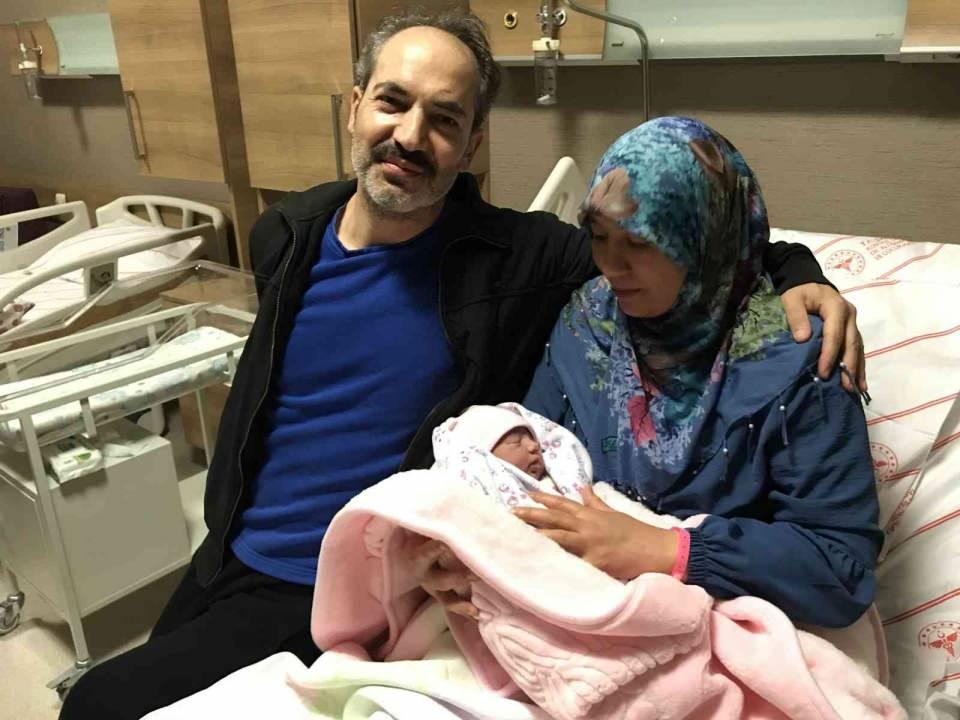 <p>Konya’da Yasemin ve Özgür Ata, 6. çocukları olan Sümeyye Nur bebeğe 2023 yılının ilk dakikalarında kavuştu. Sümeyye Nur bebek, Dr. Ali Kemal Belviranlı Kadın, Doğum ve Çocuk Hastalıkları Hastanesi’nde saat 00.02’de normal doğumla 3 kilo 650 gram ağırlığında dünyaya geldi. </p>

<p> </p>

