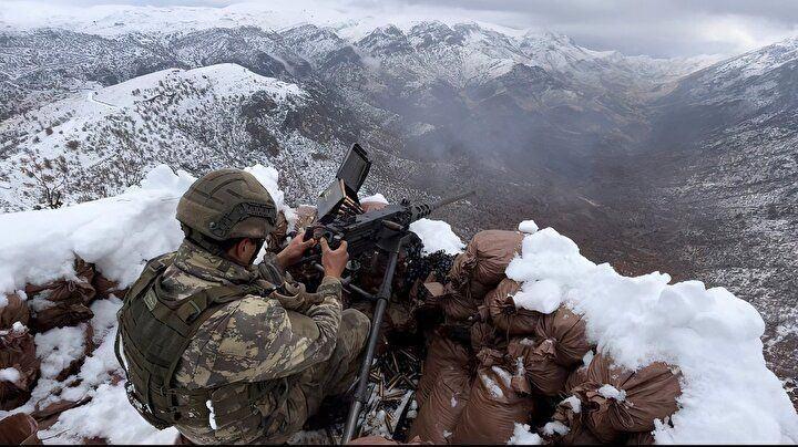 <p>Sınır güvenliğinin alınmasının ardından sıkışan PKK'lı teröristler, son 2 günde olumsuz hava şartlarının yaşandığı geçici üs bölgeleri hedef aldı.</p>

<p> </p>
