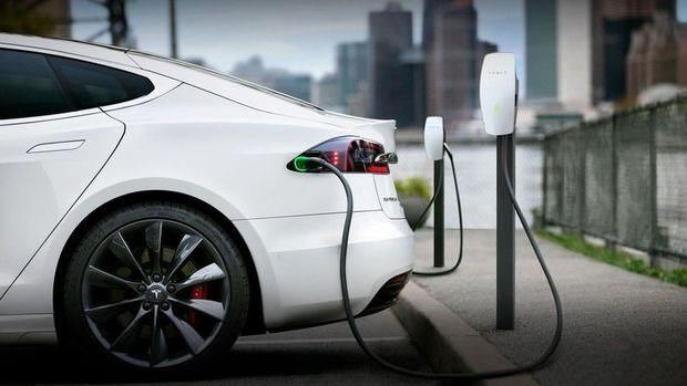 <p>Yıl sonunda ise elektrikli otomobil satışlarının 65 bin adedi aşması, payının ise yüzde 7’ye ulaşması bekleniyor.</p>
