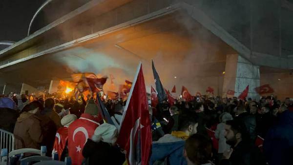 <p>Ellerinde bayraklarla takıma destek veren taraftarlar, "Türkiye sizinle gurur duyuyor" tezahüratı yaptılar. Teknik direktör İsmail Kartal da takım otobüsünden taraftarlara seslenerek, "Tüm taraftarlara buraya kadar geldiğiniz için çok teşekkür ediyoruz" ifadelerini kullandı.</p>
