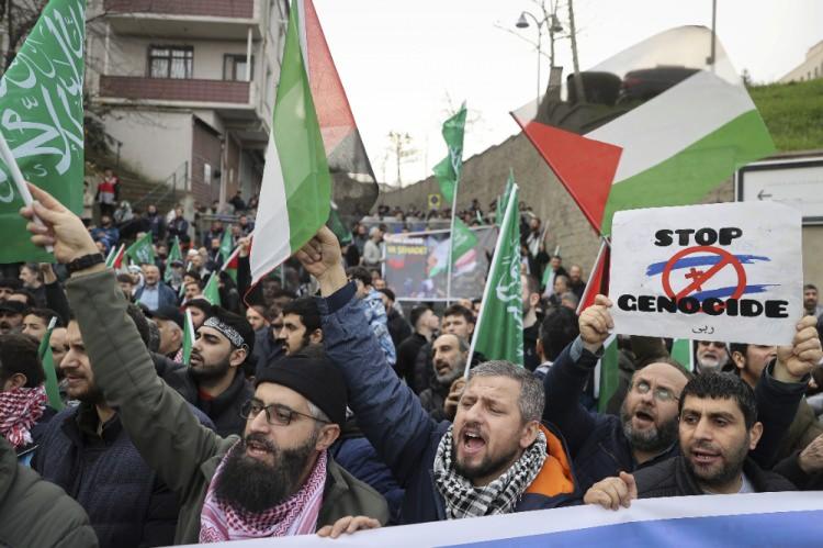 <p>Gazze Dayanışma Platformu üyeleri, İsrail'in Gazze'ye yönelik saldırılarını ABD'nin İstanbul Başkonsolosluğu önünde protesto etti.</p>