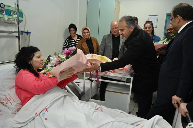 <p>Bursa Büyükşehir Belediye Başkanı Alinur Aktaş, İl Sağlık Müdürü Dr. Fevzi Yavuzyılmaz, AK Parti Bursa milletvekilleri Hakan Çavuşoğlu ve Osman Mesten ile AK Parti İl Başkanı Davut Gürkan ailelerin sevincine ortak oldu.</p>
<p> </p>