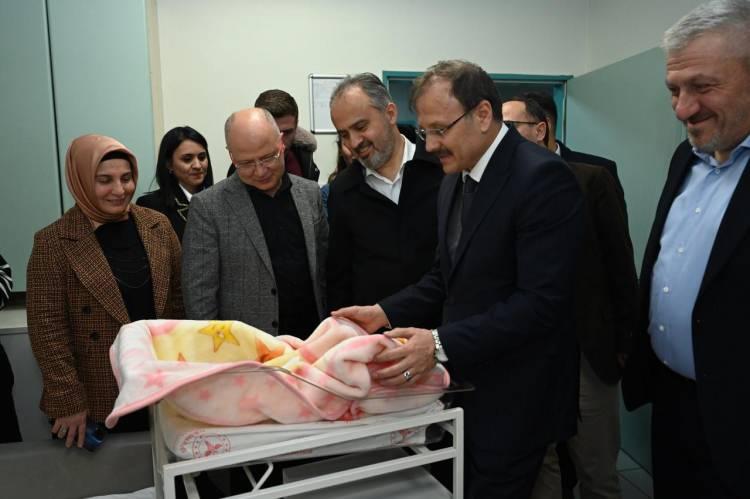 <p>Bebeklere armağanlar veren Aktaş ve Çavuşoğlu, ailelerin yeni yıllarını tebrik etti.</p>
<p>Aktaş, gece boyunca görev başında olan taksici esnafı, itfaiye ve polisleri son olarak da sağlık çalışanlarını ziyaret ettiklerini söyledi.</p>