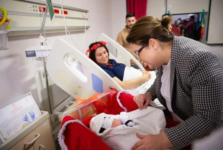 <p><strong>AİLE VE SOSYAL HİZMETLER BAKANI YANIK, YENİ YILIN İLK BEBEKLERİNİ ZİYARET ETTİ</strong></p>
<p>Aile ve Sosyal Hizmetler Bakanı Derya Yanık, Ankara Bilkent Şehir Hastanesi'nde dünyaya gelen yeni yılın ilk bebeklerini ziyaret etti.</p>