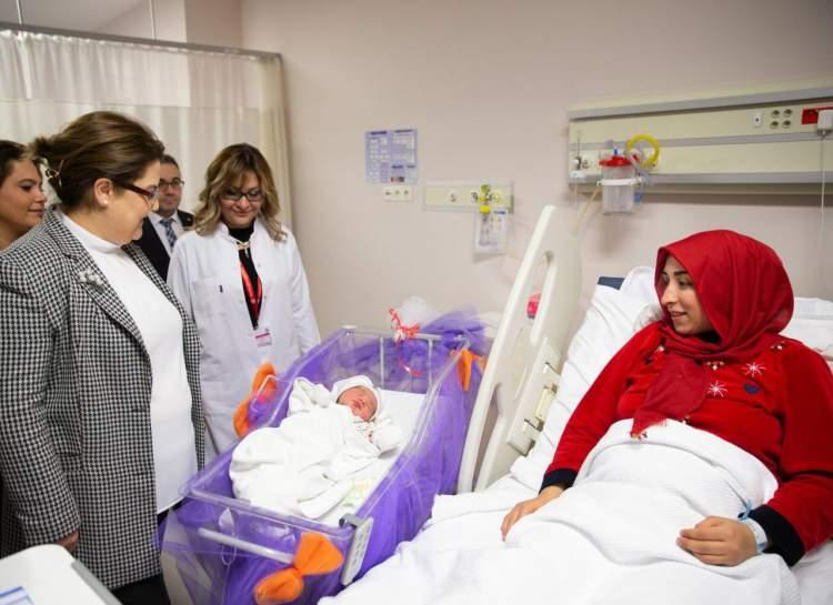 <p>Bakan Yanık, yeni yılın ilk bebeklerinden Yağız Alp Keskin'i ziyaretinde, bebek ve annenin sağlık durumuyla ilgili bilgi aldı.</p>
<p>Anneye çeşitli hediyeler veren Yanık, hastanede normal doğumla 3 kilo 600 gram olarak ilk çocuğunu dünyaya getiren anne Kübra Keskin'i kutladı ve bebek Yağız Alp'in ömrünün uzun, bahtının güzel olmasını temenni etti.</p>