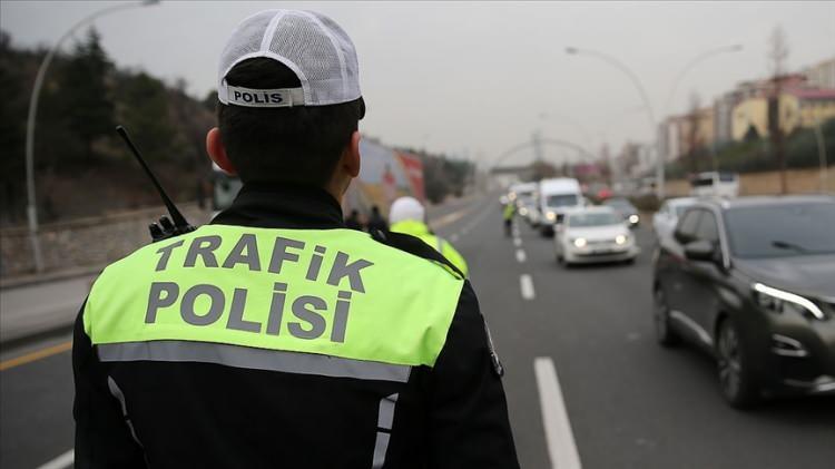 <p>Galata Köprüsü'nden gelen sürücüler Kemeraltı, Meclis-i Mebusan ve Dolmabahçe caddelerini kullanarak Beşiktaş istikametine, Unkapanı Köprüsü'nden gelen sürücüler ise Refik Saydam Caddesi ve Tarlabaşı Bulvarı'nı takip ederek Divan Kavşak ve Cumhuriyet Caddesi'ne yönlendirilecek.</p>

<p> </p>
