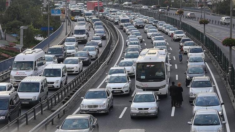 <p>Caddebostan Mahallesi'nde ise İskele Sokak ve bu güzergaha bağlanan tüm cadde ve sokak kesişimleri oluşacak yoğunluğa göre trafiğe kapatılacak.</p>
<p> </p>