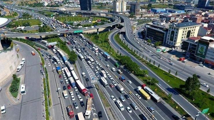 <p>İstanbul Emniyet Müdürlüğü Trafik Denetleme Şube Müdürlüğünce 2023-2024 yılbaşı tedbirleri çerçevesinde araç trafiğine kapatılacak yollar ve alternatif cadde ve sokaklarla ilgili olarak;</p>
