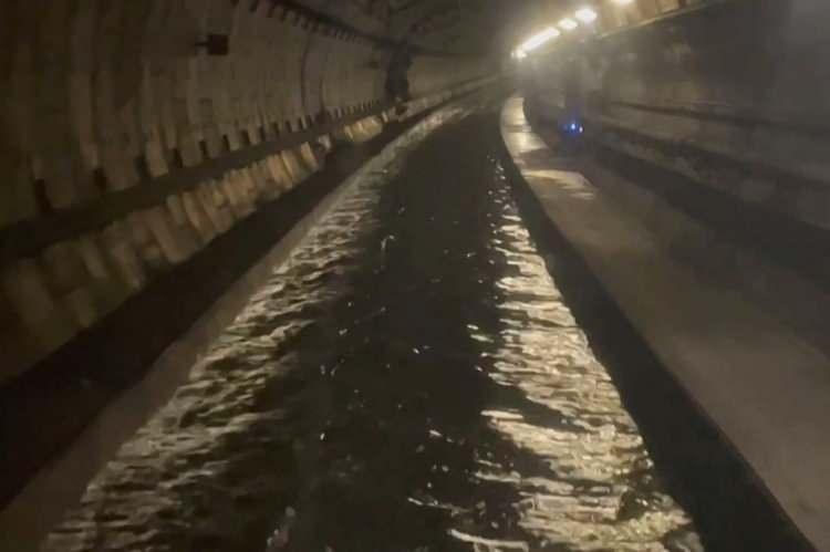 <p>Ülkenin önde gelen tren yolu şirketlerinden Southwestern Railways'ten yapılan açıklamada ise Londra'daki St. Pancras Uluslararası Tren İstasyonu'ndan yapılması planlanan yüksek hızlı tren seferlerinin de iptal edildiği duyuruldu.</p>
