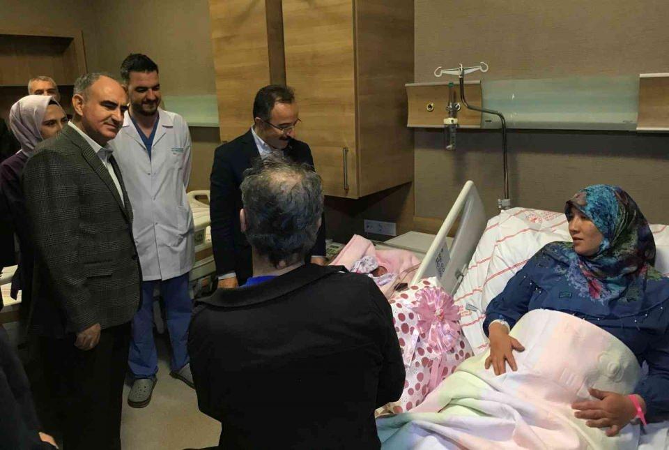 <p>Konya’da 2023 yılının ilk bebeği 3 kilo 650 gram olarak dünyaya gelen Ata ailesinin 6. çocuğu olan “Sümeyye Nur” bebek oldu. İçişleri Bakan Yardımcısı İsmail Çataklı ve Konya protokolü bebeği ve ailesini ziyaret etti.</p>
<p> </p>