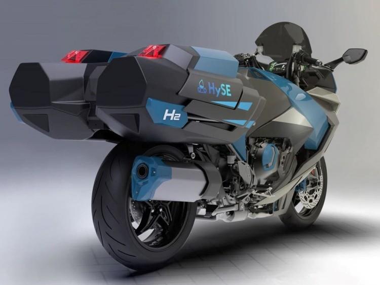<p>Bu kapsma çalışmalar yürüten markalardan biri olan motosiklet üreticisi Kawasaki, hidrojen motorlu ilk motosiklet konseptini tanıttı. Honda, Suzuki, Toyota ve Yamaha tarafından hidrojen çalışmaları için kurulan HySE konsorsiyumunun ortrak çalışması olan model, Kawasaki Ninja H2 SX modeli üzerine kurulmuş.</p>
