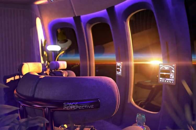 <p>FAA tarafından düzenlenen ve NASA ile ABD Sahil Güvenliği tarafından belirlenen yönergelere uyan Space Perspective ile uçanlar, dünyanın ilk<strong> Uzay Salonunun konforunda birinci sınıf yemek ve kokteyl servisi, Wi-Fi ve tuvaletin yanı sıra şimdiye kadar uzaya uçurulan en büyük pencerelerden gezegenimizin eşi benzeri görülmemiş manzarasının</strong> keyfini çıkarıyor.</p>