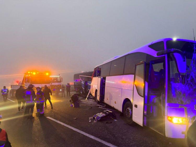 <p>Kuzey Marmara Otoyolu'nun Sakarya kesiminde 7 aracın karıştığı kazada 11 kişi öldü, 57 kişi yaralandı.</p>

<p>Alınan bilgiye göre, otoyolun İstanbul yönü Dağdibi mevkisinde aralarında 3 otobüs ve bir tırın da bulunduğu 7 araç henüz belirlenemeyen nedenle zincirleme kaza yaptı.</p>
