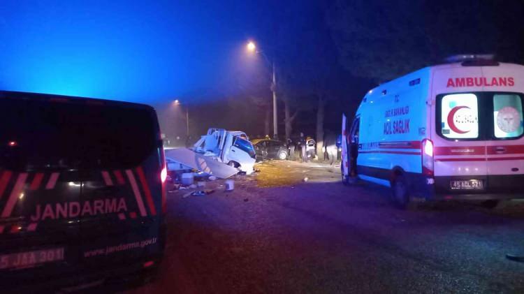 <p>Manisa’nın Alaşehir ilçesinde 2023 yılının ilk saatlerinde meydana gelen trafik kazasında 1 kişi öldü, 6 kişi yaralandı.</p>
