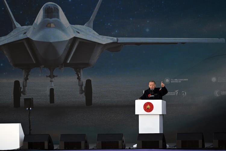 <p>KAAN 17 Mart'ta hangardan çıkarak pist başı yaptı. Geride kalan 9 aylık süreçte Türk mühendisleri tarafından gökyüzüyle buluşturulmak için hazırlandı. İlk uçuş görevi için girdiği testleri başarıyla tamamlandı.</p>