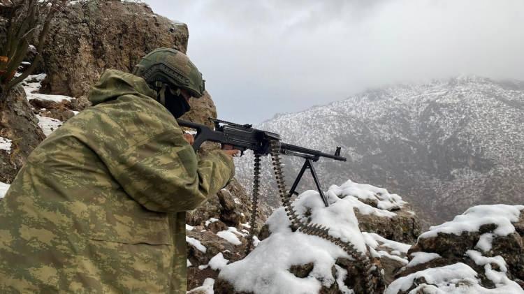 <p><strong>METİNA, TÜRKİYE'YE GEÇİŞ İÇİN KİLİT BÖLGE</strong></p>
<p>Metina, Gara'nın kuzeyinde Türkiye sınırına 20 km mesafede olan kritik bir konum olarak yer alıyor.</p>