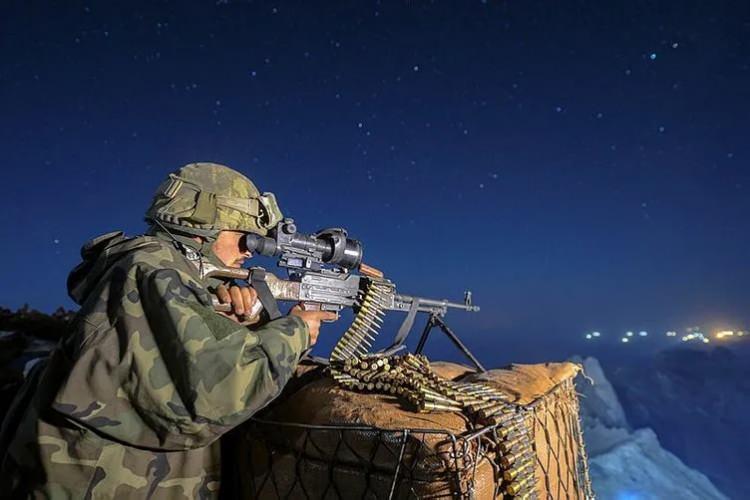<p>Türkiye ise YPG'nin PKK'yla organik bir bütün olduğu ve silahların dolaşımının kontrol altında tutulacağının sözünün gerçekçi olmadığı konusunda uyarmaya devam etmişti. ABD, terör örgütü PKK/YPG'ye askeri yardımlarını istikrarlı şekilde sürdürüyor.</p>
<p> </p>
