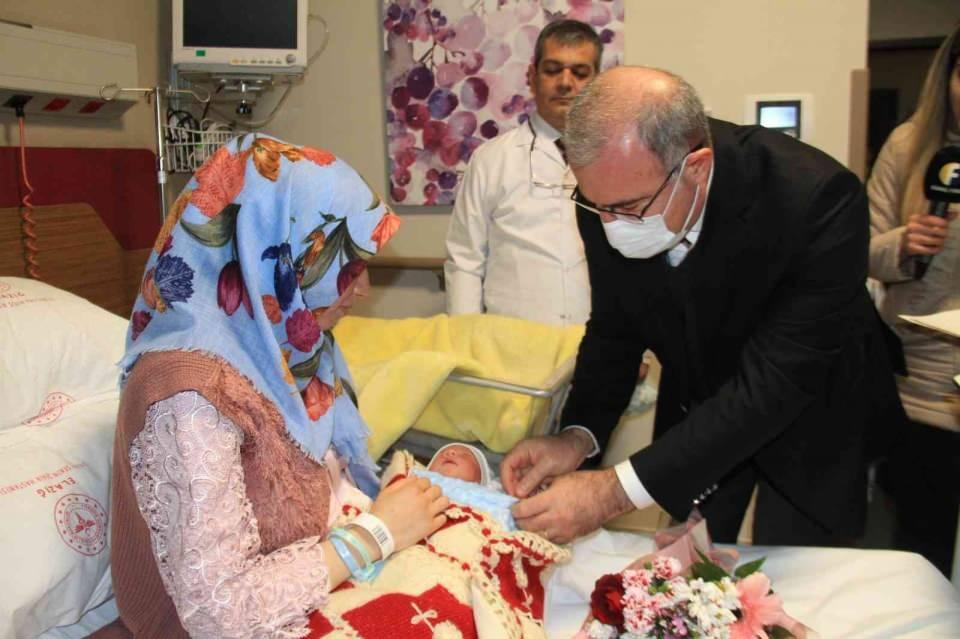 <p>Elazığ’da yeni yılın ilk bebekleri Eymen, Ahlas ve Siraç dünyaya gelirken, il protokolü yeni doğan bebekleri ziyaret ederek altın hediye etti.</p>
<p> </p>