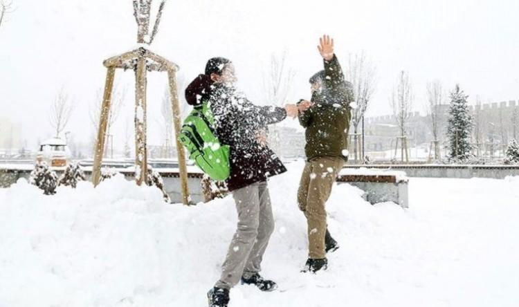 <p><strong>BİTLİS</strong></p>
<p>Bitlis’in Ahlat ilçesinde etkili olan kar yağışı nedeniyle taşımalı eğitim-öğretime 1 gün ara verildi.</p>