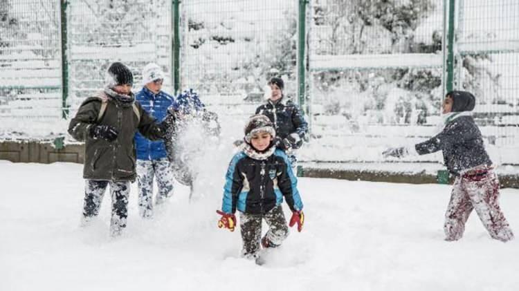 <p>Bitlis Valiliği’nden yapılan açıklamada, “İlimizde etkili olan olumsuz hava şartları nedeniyle Ahlat ilçemizde 25 Aralık 2023 tarihinde taşımalı eğitim veren okullarda taşımalı eğitime 1 gün ara verilmiştir” denildi.</p>