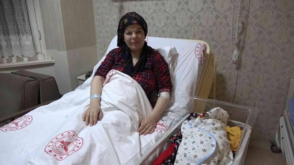 <p>Rabia ve Ali Doğan çiftinin ilk çocuğu "Ebrar" bebek, 2 kilo 950 gram ağırlığında doğdu. </p>
