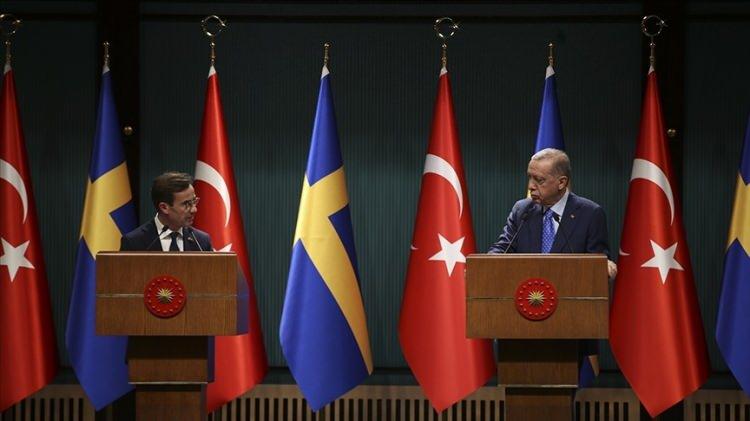 <p>Ekim 2019’dan bu yana Türkiye’ye savunma sanayii alanında ambargo uygulayan İsveç, NATO’ya üyelik sürecinin başlamasına müteakiben Eylül 2022’de bu kararından geri adım atmıştı.</p>
