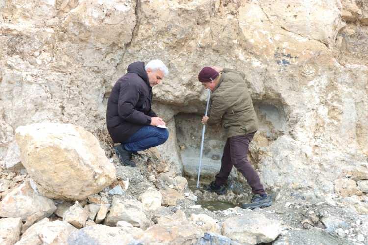 <p>"T şeklindeki nişler, daha çok Van Kalesi'nden de bildiğimiz üzere yürüme seviyesinde bulunan, insanların rahat ulaşabileceği türden ana kayaya açılmış olan tapınma alanları. Buraların en büyük özelliği, insanların dini ritüellerini yapabilmesi için bu alanlara gelerek sıvı libasyonu veya tanrılarına adamış oldukları eşyaları bıraktıkları alanlar olması. Şu ana kadar ilk defa yan yana 3 nişin çıkması Urartu arkeolojisi açısından önem arz etmektedir. Van Gölü sularının son yıllarda çekilmesiyle Urartu dönemine ait yapıların, gölün kenarında inşa edilmiş kalelerin ve yerleşim birimlerinin birçok arkeolojik buluntusu ortaya çıkmaya başlamıştır."</p>
