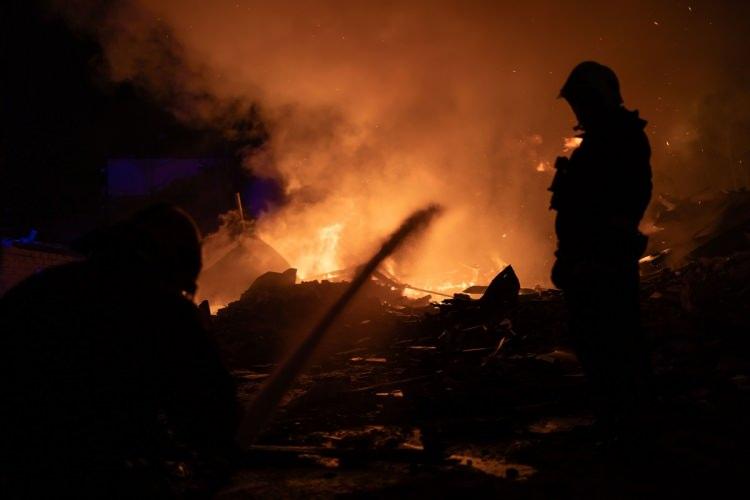 <p>Mevcut bilgilere göre, saldırılar nedeniyle 30 kişinin yaşamını yitirdiğini, 160 kişinin yaralandığını belirten Klimenko, İçişleri Bakanlığına bağlı arama kurtarma ekiplerince ülke genelinde 8'i enkaz altında olmak üzere toplam 58 sivilin kurtarıldığını kaydetti.</p>
