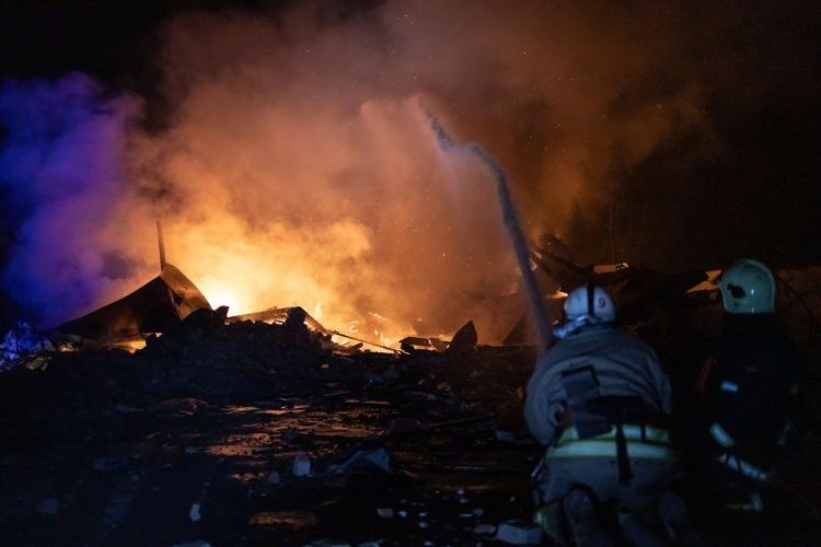 <p>Rus ordusunun doğum hastanesi, eğitim binası, alışveriş merkezi, apartmanlar, evler, ticari depolar ve otoparkları hedef aldığına dikkati çeken Zelenskiy, saldırıların, Kiev, Lviv, Odessa, Dnipro, Harkiv, Zaporijya ve diğer şehirlere düzenlendiğini belirtmişti.</p>
