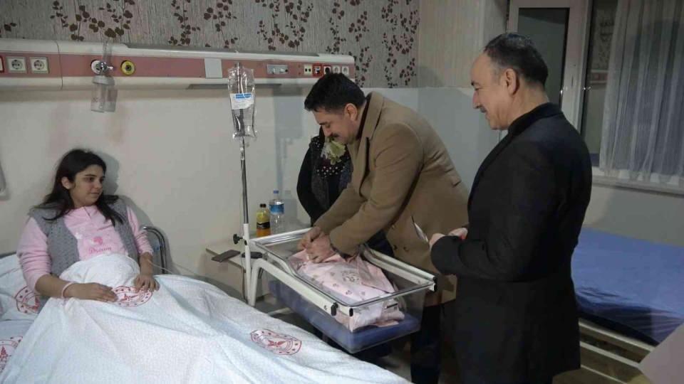 <p>Vali Bülent Tekbıyıkoğlu ve Belediye Başkanı Mehmet Saygılı, yeni yılın ilk bebeklerini hastanede ziyaret ederek, altın hediye etti.</p>
